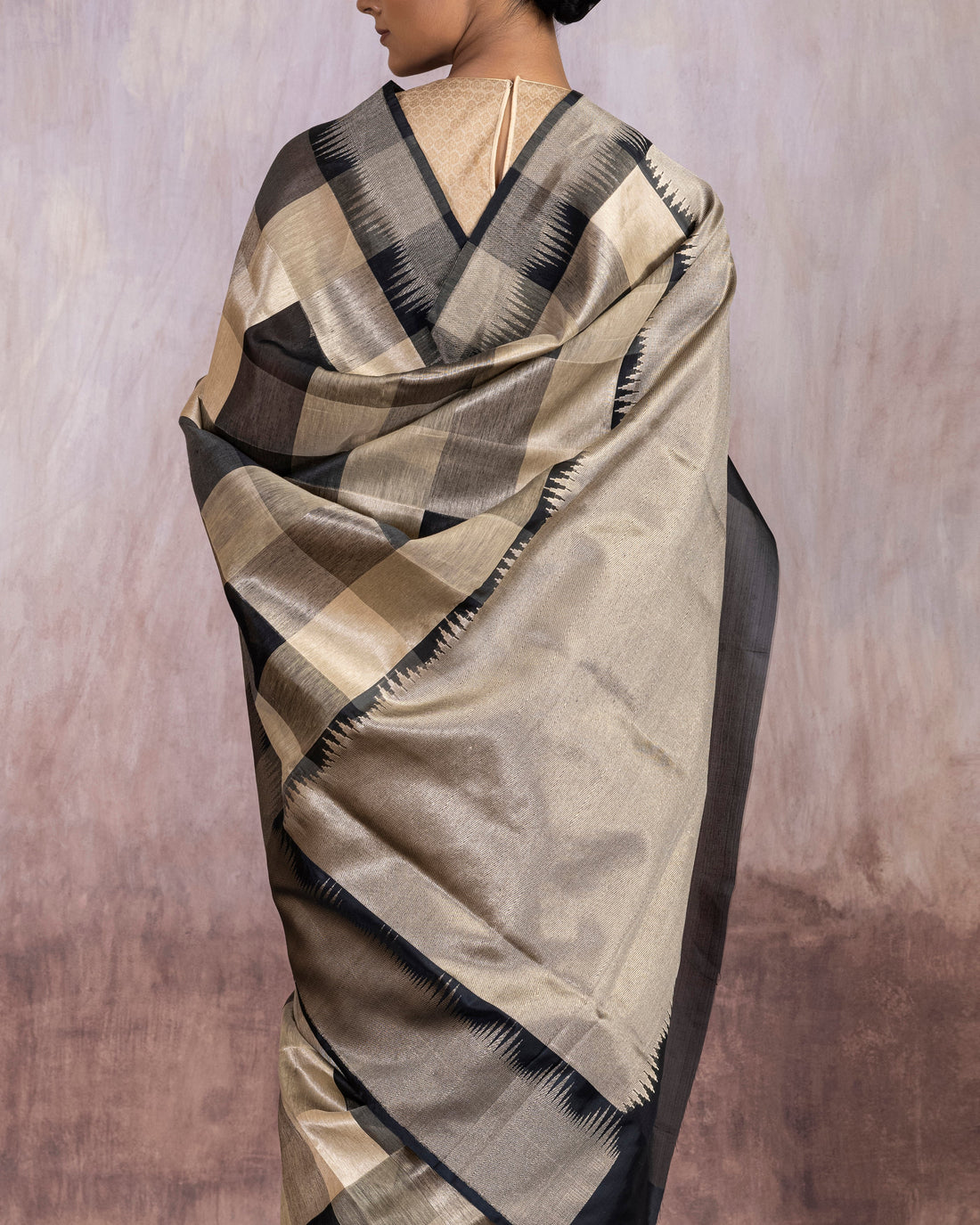 Tatvika Geometrical Gamma Checks Saree Linen