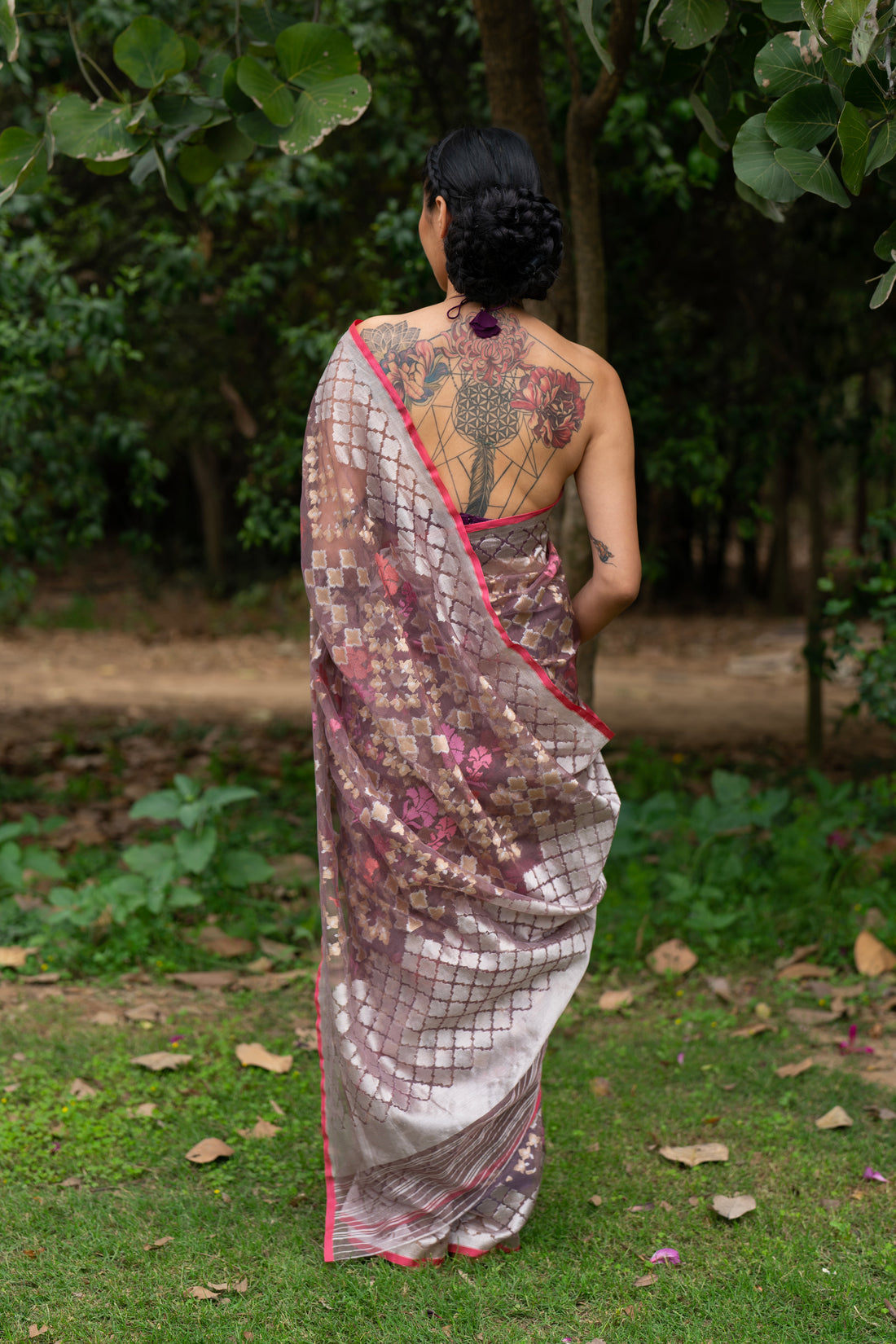 Tatvika Geometrical Weave Saree Net
